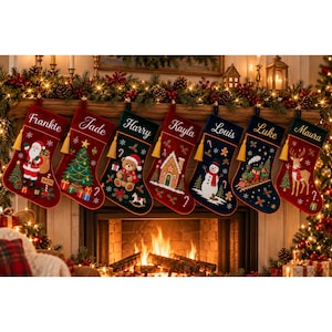Könnte beinhalten: Sieben personalisierte Weihnachtsstrümpfe hängen in einer Reihe, mit den eingestickten Namen Frankie, Jade, Harry, Kayla, Louis, Luke und Maura. Jeder Strumpf zeigt festliche Motive wie den Weihnachtsmann, einen Baum, einen Bären, ein Haus, einen Schneemann, einen Zug und ein Reh.