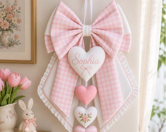 Personalisierte Schleife fürs Kinderzimmer, bestickter Herzanhänger mit Babynamen, rosa gestreifte Schleife fürs Kinderbett, individuelle Türdekoration für Mädchen, Erinnerungsstück für Neugeborene