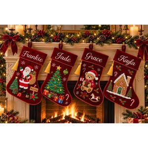 Puede incluir: Cuatro calcetines navideños de terciopelo rojo oscuro con borlas doradas, cada uno bordado con un nombre: Frankie, Jade, Grace y Kayla. Los calcetines presentan aplicaciones festivas que incluyen a Santa, un árbol de Navidad, un oso de peluche y una casa de jengibre.