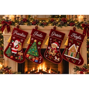 Puede incluir: Cuatro calcetines navideños de terciopelo rojo intenso colgados en fila, cada uno con una borla dorada y nombres bordados en blanco: Frankie, Jade, Grace y Kayla. Los calcetines muestran apliques festivos como Santa, un árbol, un oso y una casa.