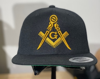 Gorra Snapback con diseño Masonic Puff: Negra / Visera Negra / Visera Plana