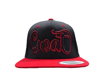 Gorra plana roja con visera plana, de color rojo y con contorno negro.