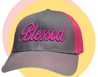 Benditos sombreros Snapback Trucker bordados en 3D. Una talla se ajusta a la mayoría. Cierre trasero ajustable.