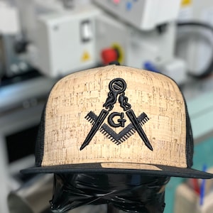 Masonic Puff Design Snapback Flat bill: Cork / Black Bill / Mesh