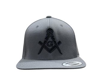 Gorra plana con visera plana y diseño abullonado masónico en gris