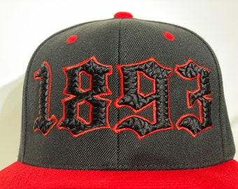Gorra Snapback de visera plana negra y roja de 1893