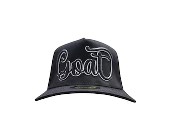 Gorra de cabra blanca con contorno negro y visera plana.