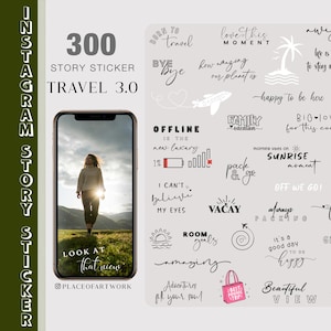 以下が含まれることがあります： 旅行をテーマにしたグラフィックとテキストが特徴の、Instagramストーリー用のデジタルステッカーセット。フィールドにいる女性を表示する携帯電話のデザインで、「Born to Travel」や「Happy to be here」などのフレーズが含まれています。
