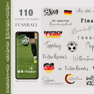 Könnte beinhalten: Eine digitale Sammlung von 110 Instagram-Story-Stickern zum Thema Fußball mit deutschen Texten wie Alles für den Sieg, Finale und Fussballfieber, ergänzt durch Fußball-Icons, die deutsche Flagge und ein Smartphone, das einen Fußballspieler zeigt.