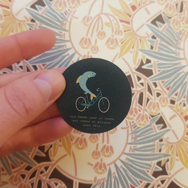 Feministischer Sticker (4cm) - "Eine Frau ohne Mann ist wie ein Fisch ohne Fahrrad"- blau