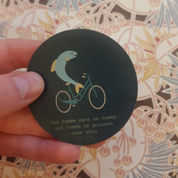 Feministischer Sticker (6 cm)- "Eine Frau ohne Mann ist wie ein Fisch ohne Fahrrad"- blau