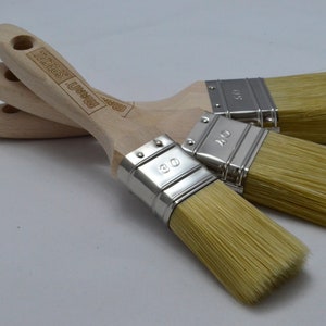 30, 40 e 50 pennelli SPECIALI - Set di 3. Setole sintetiche pure. Maniglie di legno lucide. Vernici a base d'acqua. Finitura di alta qualità.