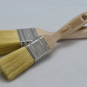 30 & 50 Pennelli SPECIALI - Set di 2. Setole sintetiche pure. Maniglie di legno lucide. Vernici a base d'acqua. Finitura di alta qualità.