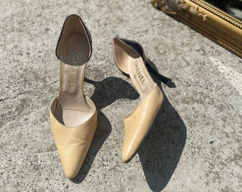 Bombas vintage Chanel de dois tons