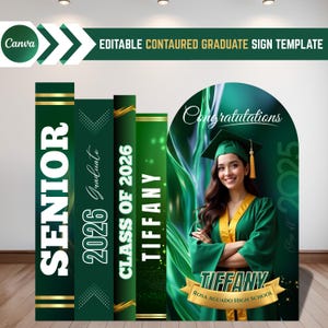 以下が含まれることがあります： 緑と金の卒業サインテンプレート。デザインには「SENIOR」、「2026 Graduate」、「CLASS OF 2026」および「TIFFANY」の文字が含まれています。また、緑色のガウンを着た卒業生の写真も含まれています。このサインは2026年のクラス向けに設計されています。