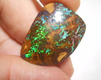 Piedra pulida con matriz de ópalo Boulder de 29,75 ct