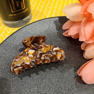 Caramel - Medium Acetate Tortoise Shell Jaw Hair Clip