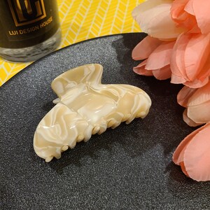 Pearl - Medium Acetate Tortoise Shell Jaw Hair Clip