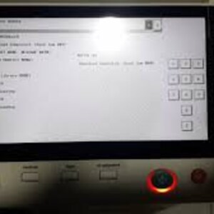 Puede incluir: Una pantalla táctil blanca con un borde negro. La pantalla muestra un menú con opciones para "Mis descargas", "Servicio", "Sistema" y "Trabajo (1 de 1)". La pantalla también muestra un teclado numérico con los números del 0 al 9 y algunos otros botones.