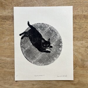 円の上の黒猫| オリジナルリノカット＆モノタイプ | 黒猫| 猫のアートプリント|#47| 11&quot;x 14&quot;| フレームなし| 猫のアート| 壁飾り| 手刷り