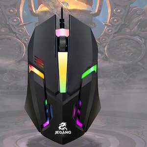 Puede incluir: Un ratón para juegos negro con un logotipo de dragón y luces LED multicolores. El ratón tiene un agarre texturizado y una rueda de desplazamiento.
