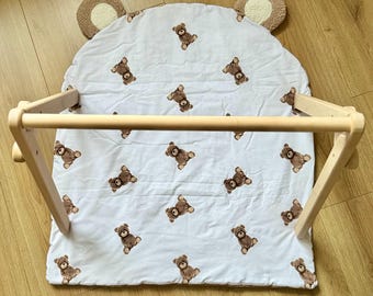 Gimnasio de madera para bebés hecho a mano con juguetes de bolos y tapete de juego de osito