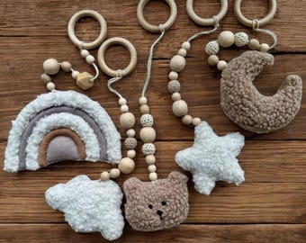 Giocattoli da palestra per bambini fatti a mano in Boucle: lama, arcobaleno, orso, luna