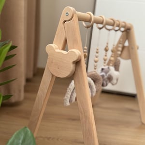 Ginásio de madeira feito à mão para bebês: brinquedos sensoriais Boucle, decoração neutra para quarto de bebê