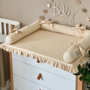 Cambiador de algodón beige en tela con refuerzos extraíbles, decoración para habitación infantil.