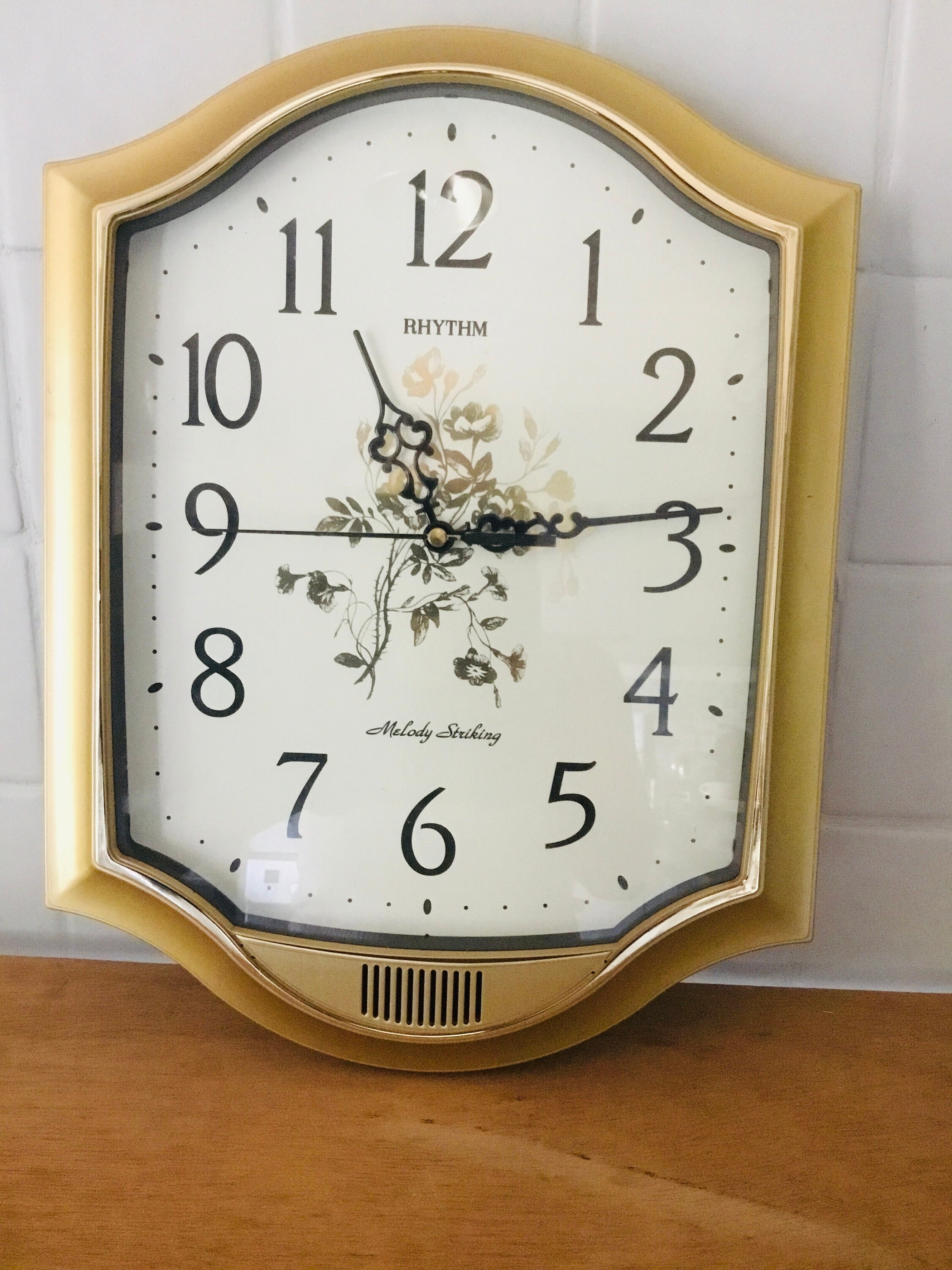 Horloge Rhythm Melody Striking Dorée