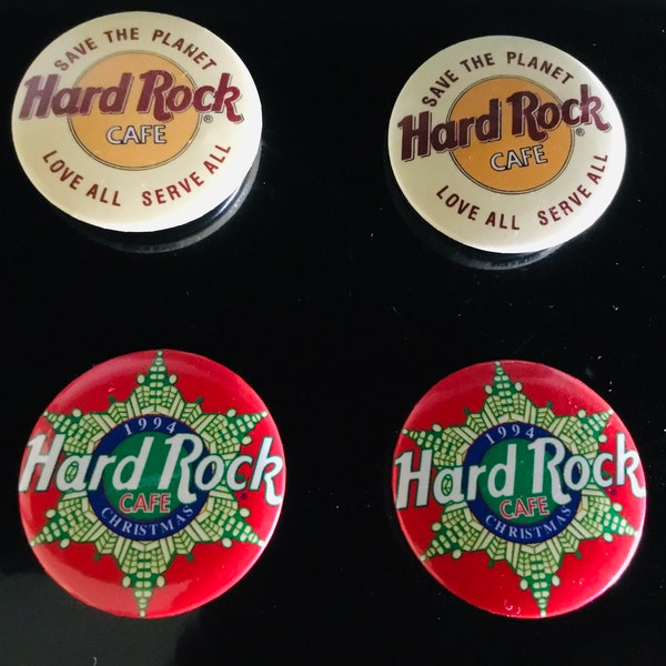 4 Pins / Abzeichen „Hard Rock Café“ Rette den Planeten und Weihnachten 1994.