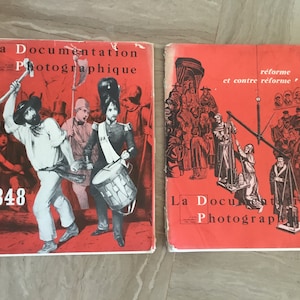 Peut inclure: Deux livres rouges vintage avec des illustrations en noir et blanc. Le livre de gauche porte le titre "La Documentation Photographique" et l'année "1848" imprimée sur la couverture. Le livre de droite porte le titre "La Documentation Photographique" et le texte "réforme et contre réforme" imprimé sur la couverture.