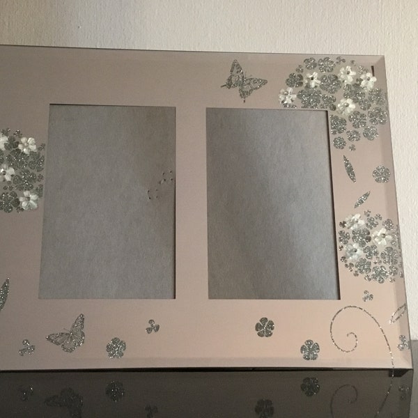 Cadre photos en miroir avec petites décorations