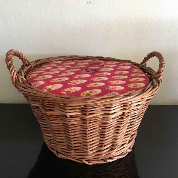 Petite boîte de rangement en osier et tissu