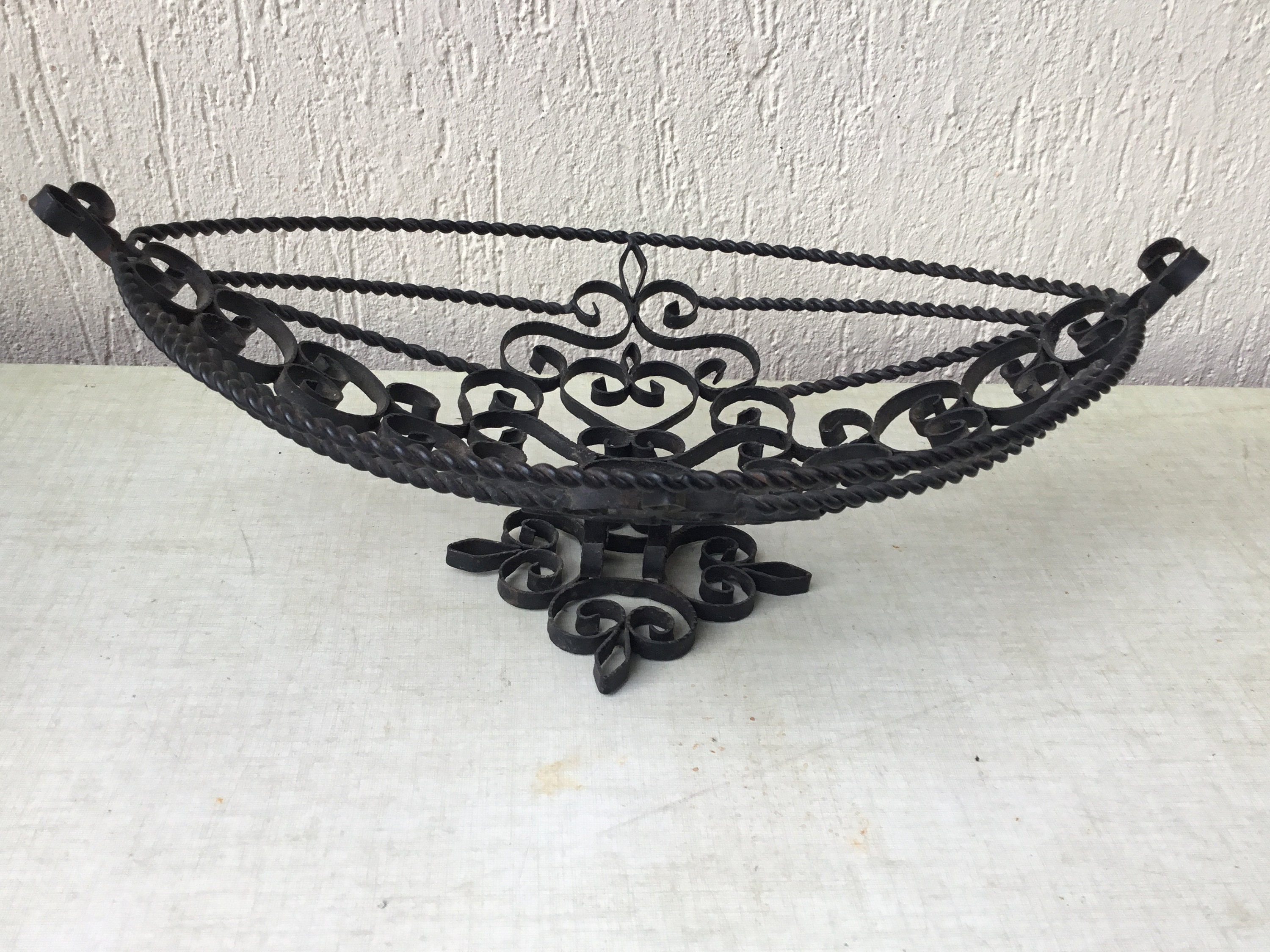 Coupe en Fer Forgé Noir sur Pied