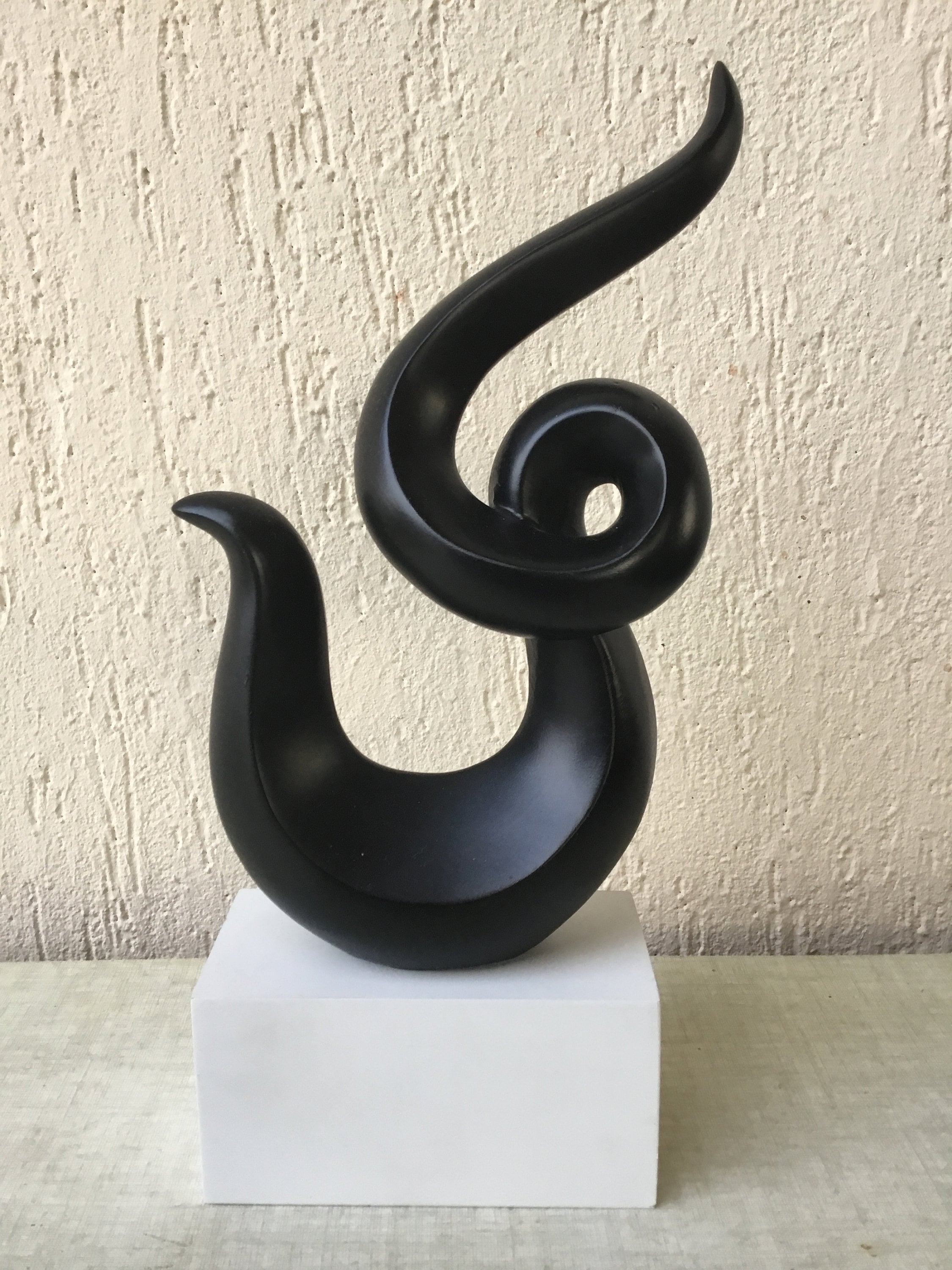 statue Design Noire sur Socle , Forme Élancée