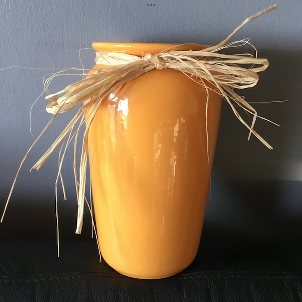 Vase en céramique jaune/ orangé cerclé de raffia