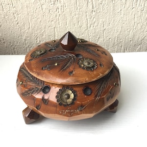 Bonbonnière ronde en bois sculpté sur pieds