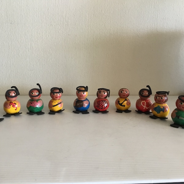 10 poupées figurines miniatures en bois