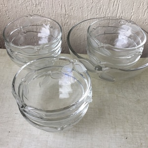 Glass salad bowl with leaf pattern and its 9 cups