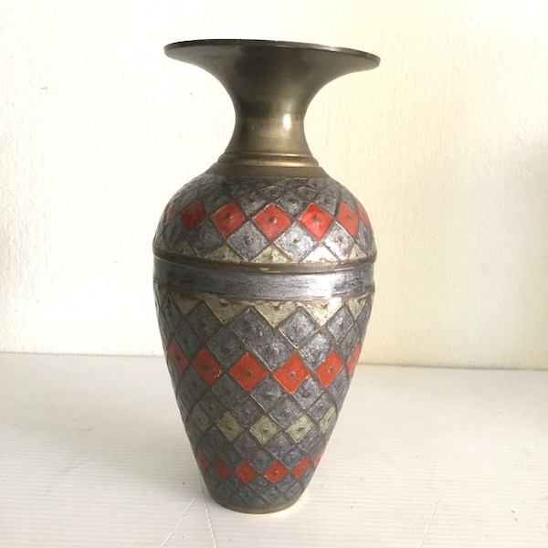 Vase en laiton à motifs losanges émaillés