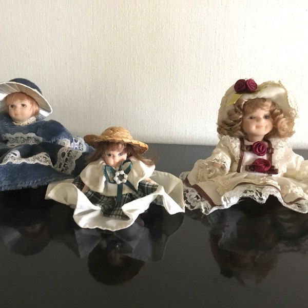 3 petites poupées en porcelaine