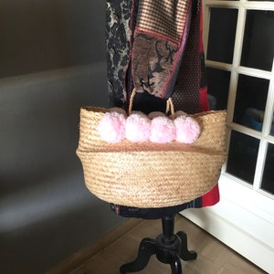 Cestino per palline in paglia intrecciata con pompon
