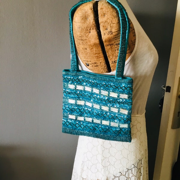 Sac à bandoulière brodé de perles et paillettes