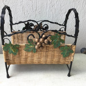 Magazine rack in woven rattan and wrought iron with patterns