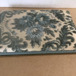 Klein kartonnen en blauw fluwelen doosje