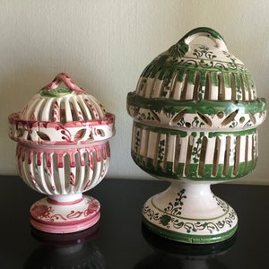 2 bonbonnières ajourées en céramique verte et rose