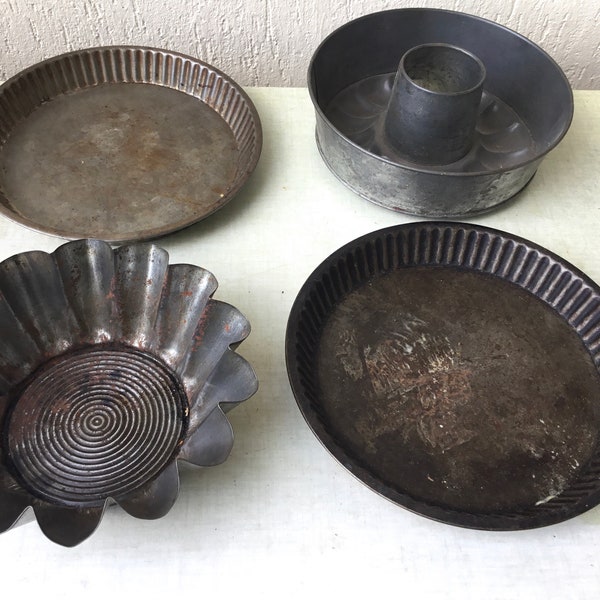 4 moules à gâteaux en métal anciens