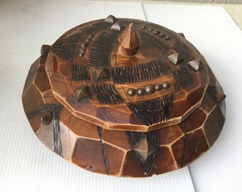 Alte runde Holzkiste mit Nägeln