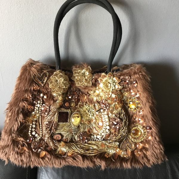 Sac en fourrure synthétique avec pierres , perles ….